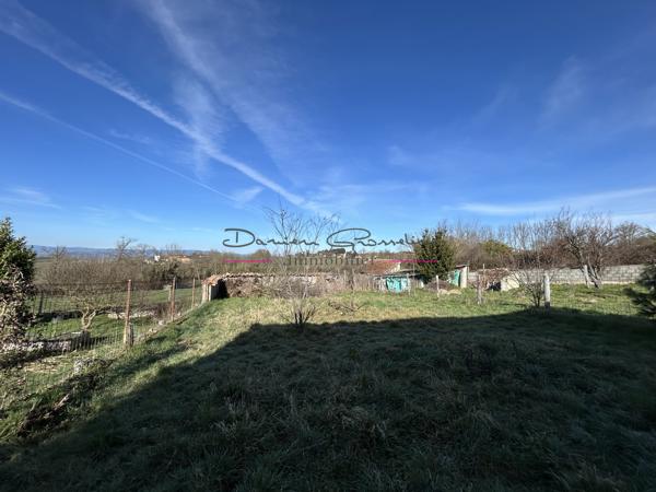 Ensemble immobilier élevé sur 2 niveaux avec terrain attenant, dépendances et garage