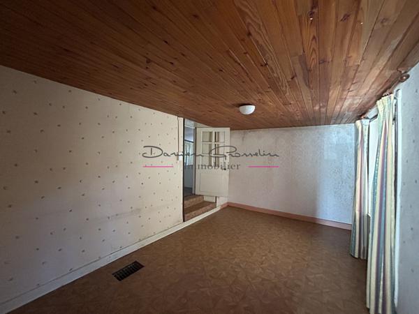 Ensemble immobilier élevé sur 2 niveaux avec terrain attenant, dépendances et garage