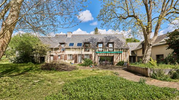 Située à Saint-Grégoire, à quelques minutes de Rennes et avec un accès immédiat à la rocade, cette maison de caractère offre un cadre de vie à la fois paisible et pratique.

Maison de charme : poutres apparentes, beaux volumes et atmosphère chaleureuse. La maison développe 264 m² habitables (464 m² au total) et propose aujourd’hui une organisation idéale pour une vie de famille.

À l'intérieur, vous trouverez :

- Un grand salon lumineux
- Une salle à manger spacieuse pour recevoir 
- 5 chambres confortables
- 3 belles salles de bain attenantes aux chambres 
- Un bureau (idéal télétravail)
- Plusieurs espaces de rangement et pièces annexes offrant d'importantes possibilités d'aménagement (salle de sport, home cinéma ou autres)

À l’extérieur, le terrain de 4 017 m², arboré et à l’abri des regards, offre un véritable espace de respiration, rare à proximité immédiate de la ville.

💡 Les atouts :

- Maison de charme avec cachet
- Beaux volumes et fort potentiel d’aménagement
- Environnement calme et verdoyant
- Accès rapide à Rennes
- Proximité des écoles et complexe sportif

📞 Contactez-moi dès maintenant pour organiser une visite et découvrir tout son potentiel.