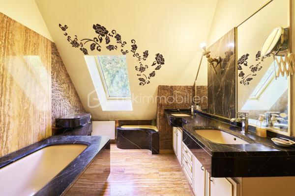 Située à Saint-Grégoire, à quelques minutes de Rennes et avec un accès immédiat à la rocade, cette maison de caractère offre un cadre de vie à la fois paisible et pratique.

Maison de charme : poutres apparentes, beaux volumes et atmosphère chaleureuse. La maison développe 264 m² habitables (464 m² au total) et propose aujourd’hui une organisation idéale pour une vie de famille.

À l'intérieur, vous trouverez :

- Un grand salon lumineux
- Une salle à manger spacieuse pour recevoir 
- 5 chambres confortables
- 3 belles salles de bain attenantes aux chambres 
- Un bureau (idéal télétravail)
- Plusieurs espaces de rangement et pièces annexes offrant d'importantes possibilités d'aménagement (salle de sport, home cinéma ou autres)

À l’extérieur, le terrain de 4 017 m², arboré et à l’abri des regards, offre un véritable espace de respiration, rare à proximité immédiate de la ville.

💡 Les atouts :

- Maison de charme avec cachet
- Beaux volumes et fort potentiel d’aménagement
- Environnement calme et verdoyant
- Accès rapide à Rennes
- Proximité des écoles et complexe sportif

📞 Contactez-moi dès maintenant pour organiser une visite et découvrir tout son potentiel.