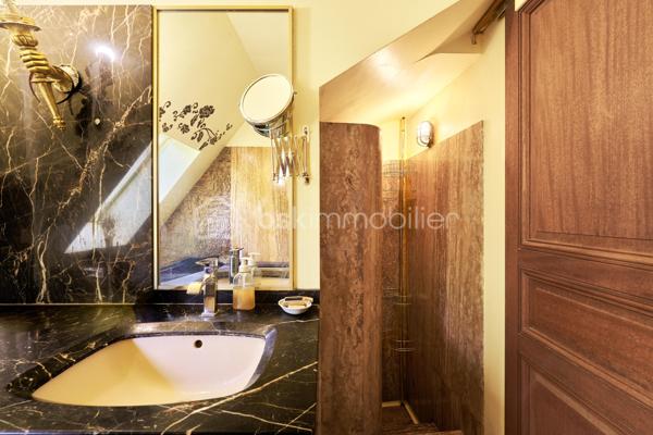 Située à Saint-Grégoire, à quelques minutes de Rennes et avec un accès immédiat à la rocade, cette maison de caractère offre un cadre de vie à la fois paisible et pratique.

Maison de charme : poutres apparentes, beaux volumes et atmosphère chaleureuse. La maison développe 264 m² habitables (464 m² au total) et propose aujourd’hui une organisation idéale pour une vie de famille.

À l'intérieur, vous trouverez :

- Un grand salon lumineux
- Une salle à manger spacieuse pour recevoir 
- 5 chambres confortables
- 3 belles salles de bain attenantes aux chambres 
- Un bureau (idéal télétravail)
- Plusieurs espaces de rangement et pièces annexes offrant d'importantes possibilités d'aménagement (salle de sport, home cinéma ou autres)

À l’extérieur, le terrain de 4 017 m², arboré et à l’abri des regards, offre un véritable espace de respiration, rare à proximité immédiate de la ville.

💡 Les atouts :

- Maison de charme avec cachet
- Beaux volumes et fort potentiel d’aménagement
- Environnement calme et verdoyant
- Accès rapide à Rennes
- Proximité des écoles et complexe sportif

📞 Contactez-moi dès maintenant pour organiser une visite et découvrir tout son potentiel.