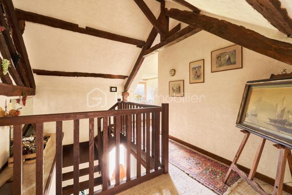 Située à Saint-Grégoire, à quelques minutes de Rennes et avec un accès immédiat à la rocade, cette maison de caractère offre un cadre de vie à la fois paisible et pratique.

Maison de charme : poutres apparentes, beaux volumes et atmosphère chaleureuse. La maison développe 264 m² habitables (464 m² au total) et propose aujourd’hui une organisation idéale pour une vie de famille.

À l'intérieur, vous trouverez :

- Un grand salon lumineux
- Une salle à manger spacieuse pour recevoir 
- 5 chambres confortables
- 3 belles salles de bain attenantes aux chambres 
- Un bureau (idéal télétravail)
- Plusieurs espaces de rangement et pièces annexes offrant d'importantes possibilités d'aménagement (salle de sport, home cinéma ou autres)

À l’extérieur, le terrain de 4 017 m², arboré et à l’abri des regards, offre un véritable espace de respiration, rare à proximité immédiate de la ville.

💡 Les atouts :

- Maison de charme avec cachet
- Beaux volumes et fort potentiel d’aménagement
- Environnement calme et verdoyant
- Accès rapide à Rennes
- Proximité des écoles et complexe sportif

📞 Contactez-moi dès maintenant pour organiser une visite et découvrir tout son potentiel.