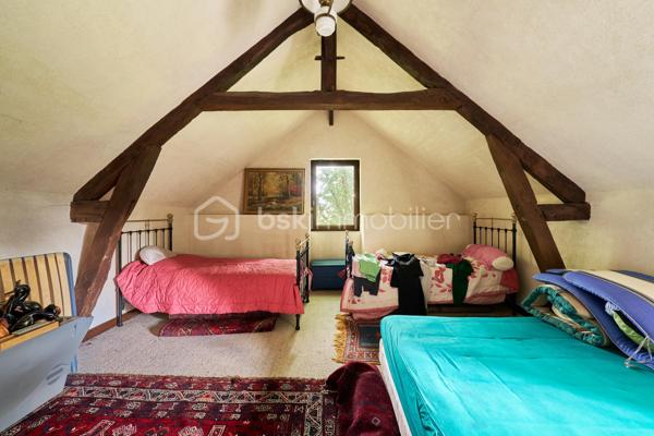 Située à Saint-Grégoire, à quelques minutes de Rennes et avec un accès immédiat à la rocade, cette maison de caractère offre un cadre de vie à la fois paisible et pratique.

Maison de charme : poutres apparentes, beaux volumes et atmosphère chaleureuse. La maison développe 264 m² habitables (464 m² au total) et propose aujourd’hui une organisation idéale pour une vie de famille.

À l'intérieur, vous trouverez :

- Un grand salon lumineux
- Une salle à manger spacieuse pour recevoir 
- 5 chambres confortables
- 3 belles salles de bain attenantes aux chambres 
- Un bureau (idéal télétravail)
- Plusieurs espaces de rangement et pièces annexes offrant d'importantes possibilités d'aménagement (salle de sport, home cinéma ou autres)

À l’extérieur, le terrain de 4 017 m², arboré et à l’abri des regards, offre un véritable espace de respiration, rare à proximité immédiate de la ville.

💡 Les atouts :

- Maison de charme avec cachet
- Beaux volumes et fort potentiel d’aménagement
- Environnement calme et verdoyant
- Accès rapide à Rennes
- Proximité des écoles et complexe sportif

📞 Contactez-moi dès maintenant pour organiser une visite et découvrir tout son potentiel.