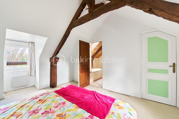 Située à Saint-Grégoire, à quelques minutes de Rennes et avec un accès immédiat à la rocade, cette maison de caractère offre un cadre de vie à la fois paisible et pratique.

Maison de charme : poutres apparentes, beaux volumes et atmosphère chaleureuse. La maison développe 264 m² habitables (464 m² au total) et propose aujourd’hui une organisation idéale pour une vie de famille.

À l'intérieur, vous trouverez :

- Un grand salon lumineux
- Une salle à manger spacieuse pour recevoir 
- 5 chambres confortables
- 3 belles salles de bain attenantes aux chambres 
- Un bureau (idéal télétravail)
- Plusieurs espaces de rangement et pièces annexes offrant d'importantes possibilités d'aménagement (salle de sport, home cinéma ou autres)

À l’extérieur, le terrain de 4 017 m², arboré et à l’abri des regards, offre un véritable espace de respiration, rare à proximité immédiate de la ville.

💡 Les atouts :

- Maison de charme avec cachet
- Beaux volumes et fort potentiel d’aménagement
- Environnement calme et verdoyant
- Accès rapide à Rennes
- Proximité des écoles et complexe sportif

📞 Contactez-moi dès maintenant pour organiser une visite et découvrir tout son potentiel.