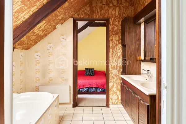 Située à Saint-Grégoire, à quelques minutes de Rennes et avec un accès immédiat à la rocade, cette maison de caractère offre un cadre de vie à la fois paisible et pratique.

Maison de charme : poutres apparentes, beaux volumes et atmosphère chaleureuse. La maison développe 264 m² habitables (464 m² au total) et propose aujourd’hui une organisation idéale pour une vie de famille.

À l'intérieur, vous trouverez :

- Un grand salon lumineux
- Une salle à manger spacieuse pour recevoir 
- 5 chambres confortables
- 3 belles salles de bain attenantes aux chambres 
- Un bureau (idéal télétravail)
- Plusieurs espaces de rangement et pièces annexes offrant d'importantes possibilités d'aménagement (salle de sport, home cinéma ou autres)

À l’extérieur, le terrain de 4 017 m², arboré et à l’abri des regards, offre un véritable espace de respiration, rare à proximité immédiate de la ville.

💡 Les atouts :

- Maison de charme avec cachet
- Beaux volumes et fort potentiel d’aménagement
- Environnement calme et verdoyant
- Accès rapide à Rennes
- Proximité des écoles et complexe sportif

📞 Contactez-moi dès maintenant pour organiser une visite et découvrir tout son potentiel.