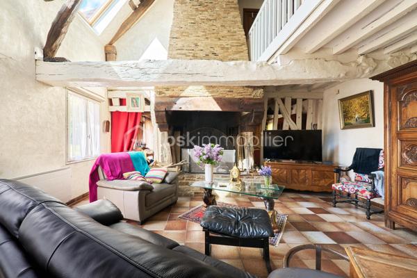 Située à Saint-Grégoire, à quelques minutes de Rennes et avec un accès immédiat à la rocade, cette maison de caractère offre un cadre de vie à la fois paisible et pratique.

Maison de charme : poutres apparentes, beaux volumes et atmosphère chaleureuse. La maison développe 264 m² habitables (464 m² au total) et propose aujourd’hui une organisation idéale pour une vie de famille.

À l'intérieur, vous trouverez :

- Un grand salon lumineux
- Une salle à manger spacieuse pour recevoir 
- 5 chambres confortables
- 3 belles salles de bain attenantes aux chambres 
- Un bureau (idéal télétravail)
- Plusieurs espaces de rangement et pièces annexes offrant d'importantes possibilités d'aménagement (salle de sport, home cinéma ou autres)

À l’extérieur, le terrain de 4 017 m², arboré et à l’abri des regards, offre un véritable espace de respiration, rare à proximité immédiate de la ville.

💡 Les atouts :

- Maison de charme avec cachet
- Beaux volumes et fort potentiel d’aménagement
- Environnement calme et verdoyant
- Accès rapide à Rennes
- Proximité des écoles et complexe sportif

📞 Contactez-moi dès maintenant pour organiser une visite et découvrir tout son potentiel.