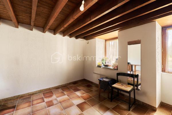 Située à Saint-Grégoire, à quelques minutes de Rennes et avec un accès immédiat à la rocade, cette maison de caractère offre un cadre de vie à la fois paisible et pratique.

Maison de charme : poutres apparentes, beaux volumes et atmosphère chaleureuse. La maison développe 264 m² habitables (464 m² au total) et propose aujourd’hui une organisation idéale pour une vie de famille.

À l'intérieur, vous trouverez :

- Un grand salon lumineux
- Une salle à manger spacieuse pour recevoir 
- 5 chambres confortables
- 3 belles salles de bain attenantes aux chambres 
- Un bureau (idéal télétravail)
- Plusieurs espaces de rangement et pièces annexes offrant d'importantes possibilités d'aménagement (salle de sport, home cinéma ou autres)

À l’extérieur, le terrain de 4 017 m², arboré et à l’abri des regards, offre un véritable espace de respiration, rare à proximité immédiate de la ville.

💡 Les atouts :

- Maison de charme avec cachet
- Beaux volumes et fort potentiel d’aménagement
- Environnement calme et verdoyant
- Accès rapide à Rennes
- Proximité des écoles et complexe sportif

📞 Contactez-moi dès maintenant pour organiser une visite et découvrir tout son potentiel.