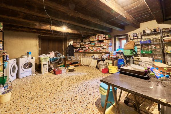 Située à Saint-Grégoire, à quelques minutes de Rennes et avec un accès immédiat à la rocade, cette maison de caractère offre un cadre de vie à la fois paisible et pratique.

Maison de charme : poutres apparentes, beaux volumes et atmosphère chaleureuse. La maison développe 264 m² habitables (464 m² au total) et propose aujourd’hui une organisation idéale pour une vie de famille.

À l'intérieur, vous trouverez :

- Un grand salon lumineux
- Une salle à manger spacieuse pour recevoir 
- 5 chambres confortables
- 3 belles salles de bain attenantes aux chambres 
- Un bureau (idéal télétravail)
- Plusieurs espaces de rangement et pièces annexes offrant d'importantes possibilités d'aménagement (salle de sport, home cinéma ou autres)

À l’extérieur, le terrain de 4 017 m², arboré et à l’abri des regards, offre un véritable espace de respiration, rare à proximité immédiate de la ville.

💡 Les atouts :

- Maison de charme avec cachet
- Beaux volumes et fort potentiel d’aménagement
- Environnement calme et verdoyant
- Accès rapide à Rennes
- Proximité des écoles et complexe sportif

📞 Contactez-moi dès maintenant pour organiser une visite et découvrir tout son potentiel.