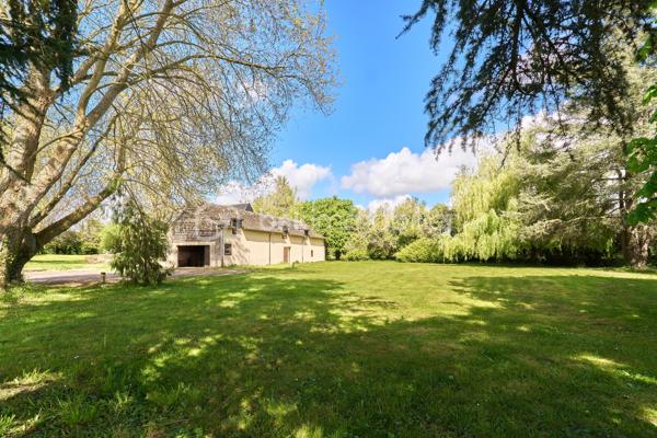 Située à Saint-Grégoire, à quelques minutes de Rennes et avec un accès immédiat à la rocade, cette maison de caractère offre un cadre de vie à la fois paisible et pratique.

Maison de charme : poutres apparentes, beaux volumes et atmosphère chaleureuse. La maison développe 264 m² habitables (464 m² au total) et propose aujourd’hui une organisation idéale pour une vie de famille.

À l'intérieur, vous trouverez :

- Un grand salon lumineux
- Une salle à manger spacieuse pour recevoir 
- 5 chambres confortables
- 3 belles salles de bain attenantes aux chambres 
- Un bureau (idéal télétravail)
- Plusieurs espaces de rangement et pièces annexes offrant d'importantes possibilités d'aménagement (salle de sport, home cinéma ou autres)

À l’extérieur, le terrain de 4 017 m², arboré et à l’abri des regards, offre un véritable espace de respiration, rare à proximité immédiate de la ville.

💡 Les atouts :

- Maison de charme avec cachet
- Beaux volumes et fort potentiel d’aménagement
- Environnement calme et verdoyant
- Accès rapide à Rennes
- Proximité des écoles et complexe sportif

📞 Contactez-moi dès maintenant pour organiser une visite et découvrir tout son potentiel.
