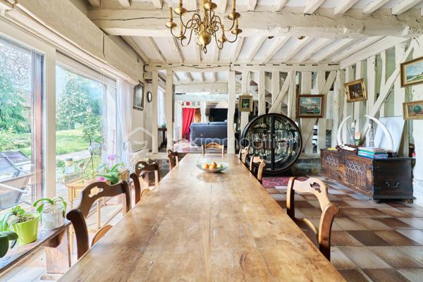 Située à Saint-Grégoire, à quelques minutes de Rennes et avec un accès immédiat à la rocade, cette maison de caractère offre un cadre de vie à la fois paisible et pratique.

Maison de charme : poutres apparentes, beaux volumes et atmosphère chaleureuse. La maison développe 264 m² habitables (464 m² au total) et propose aujourd’hui une organisation idéale pour une vie de famille.

À l'intérieur, vous trouverez :

- Un grand salon lumineux
- Une salle à manger spacieuse pour recevoir 
- 5 chambres confortables
- 3 belles salles de bain attenantes aux chambres 
- Un bureau (idéal télétravail)
- Plusieurs espaces de rangement et pièces annexes offrant d'importantes possibilités d'aménagement (salle de sport, home cinéma ou autres)

À l’extérieur, le terrain de 4 017 m², arboré et à l’abri des regards, offre un véritable espace de respiration, rare à proximité immédiate de la ville.

💡 Les atouts :

- Maison de charme avec cachet
- Beaux volumes et fort potentiel d’aménagement
- Environnement calme et verdoyant
- Accès rapide à Rennes
- Proximité des écoles et complexe sportif

📞 Contactez-moi dès maintenant pour organiser une visite et découvrir tout son potentiel.