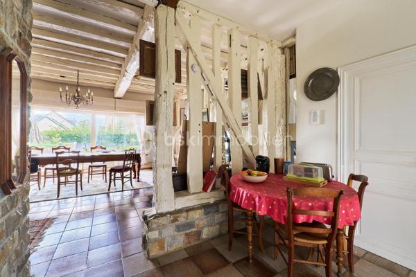 Située à Saint-Grégoire, à quelques minutes de Rennes et avec un accès immédiat à la rocade, cette maison de caractère offre un cadre de vie à la fois paisible et pratique.

Maison de charme : poutres apparentes, beaux volumes et atmosphère chaleureuse. La maison développe 264 m² habitables (464 m² au total) et propose aujourd’hui une organisation idéale pour une vie de famille.

À l'intérieur, vous trouverez :

- Un grand salon lumineux
- Une salle à manger spacieuse pour recevoir 
- 5 chambres confortables
- 3 belles salles de bain attenantes aux chambres 
- Un bureau (idéal télétravail)
- Plusieurs espaces de rangement et pièces annexes offrant d'importantes possibilités d'aménagement (salle de sport, home cinéma ou autres)

À l’extérieur, le terrain de 4 017 m², arboré et à l’abri des regards, offre un véritable espace de respiration, rare à proximité immédiate de la ville.

💡 Les atouts :

- Maison de charme avec cachet
- Beaux volumes et fort potentiel d’aménagement
- Environnement calme et verdoyant
- Accès rapide à Rennes
- Proximité des écoles et complexe sportif

📞 Contactez-moi dès maintenant pour organiser une visite et découvrir tout son potentiel.