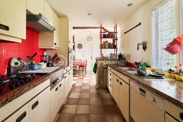 Située à Saint-Grégoire, à quelques minutes de Rennes et avec un accès immédiat à la rocade, cette maison de caractère offre un cadre de vie à la fois paisible et pratique.

Maison de charme : poutres apparentes, beaux volumes et atmosphère chaleureuse. La maison développe 264 m² habitables (464 m² au total) et propose aujourd’hui une organisation idéale pour une vie de famille.

À l'intérieur, vous trouverez :

- Un grand salon lumineux
- Une salle à manger spacieuse pour recevoir 
- 5 chambres confortables
- 3 belles salles de bain attenantes aux chambres 
- Un bureau (idéal télétravail)
- Plusieurs espaces de rangement et pièces annexes offrant d'importantes possibilités d'aménagement (salle de sport, home cinéma ou autres)

À l’extérieur, le terrain de 4 017 m², arboré et à l’abri des regards, offre un véritable espace de respiration, rare à proximité immédiate de la ville.

💡 Les atouts :

- Maison de charme avec cachet
- Beaux volumes et fort potentiel d’aménagement
- Environnement calme et verdoyant
- Accès rapide à Rennes
- Proximité des écoles et complexe sportif

📞 Contactez-moi dès maintenant pour organiser une visite et découvrir tout son potentiel.