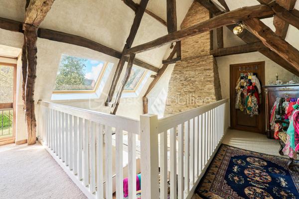 Située à Saint-Grégoire, à quelques minutes de Rennes et avec un accès immédiat à la rocade, cette maison de caractère offre un cadre de vie à la fois paisible et pratique.

Maison de charme : poutres apparentes, beaux volumes et atmosphère chaleureuse. La maison développe 264 m² habitables (464 m² au total) et propose aujourd’hui une organisation idéale pour une vie de famille.

À l'intérieur, vous trouverez :

- Un grand salon lumineux
- Une salle à manger spacieuse pour recevoir 
- 5 chambres confortables
- 3 belles salles de bain attenantes aux chambres 
- Un bureau (idéal télétravail)
- Plusieurs espaces de rangement et pièces annexes offrant d'importantes possibilités d'aménagement (salle de sport, home cinéma ou autres)

À l’extérieur, le terrain de 4 017 m², arboré et à l’abri des regards, offre un véritable espace de respiration, rare à proximité immédiate de la ville.

💡 Les atouts :

- Maison de charme avec cachet
- Beaux volumes et fort potentiel d’aménagement
- Environnement calme et verdoyant
- Accès rapide à Rennes
- Proximité des écoles et complexe sportif

📞 Contactez-moi dès maintenant pour organiser une visite et découvrir tout son potentiel.