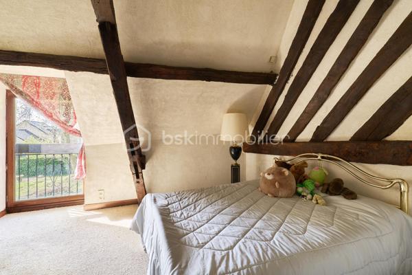 Située à Saint-Grégoire, à quelques minutes de Rennes et avec un accès immédiat à la rocade, cette maison de caractère offre un cadre de vie à la fois paisible et pratique.

Maison de charme : poutres apparentes, beaux volumes et atmosphère chaleureuse. La maison développe 264 m² habitables (464 m² au total) et propose aujourd’hui une organisation idéale pour une vie de famille.

À l'intérieur, vous trouverez :

- Un grand salon lumineux
- Une salle à manger spacieuse pour recevoir 
- 5 chambres confortables
- 3 belles salles de bain attenantes aux chambres 
- Un bureau (idéal télétravail)
- Plusieurs espaces de rangement et pièces annexes offrant d'importantes possibilités d'aménagement (salle de sport, home cinéma ou autres)

À l’extérieur, le terrain de 4 017 m², arboré et à l’abri des regards, offre un véritable espace de respiration, rare à proximité immédiate de la ville.

💡 Les atouts :

- Maison de charme avec cachet
- Beaux volumes et fort potentiel d’aménagement
- Environnement calme et verdoyant
- Accès rapide à Rennes
- Proximité des écoles et complexe sportif

📞 Contactez-moi dès maintenant pour organiser une visite et découvrir tout son potentiel.