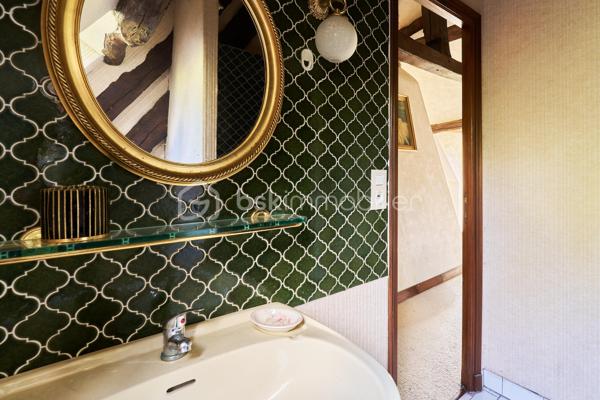 Située à Saint-Grégoire, à quelques minutes de Rennes et avec un accès immédiat à la rocade, cette maison de caractère offre un cadre de vie à la fois paisible et pratique.

Maison de charme : poutres apparentes, beaux volumes et atmosphère chaleureuse. La maison développe 264 m² habitables (464 m² au total) et propose aujourd’hui une organisation idéale pour une vie de famille.

À l'intérieur, vous trouverez :

- Un grand salon lumineux
- Une salle à manger spacieuse pour recevoir 
- 5 chambres confortables
- 3 belles salles de bain attenantes aux chambres 
- Un bureau (idéal télétravail)
- Plusieurs espaces de rangement et pièces annexes offrant d'importantes possibilités d'aménagement (salle de sport, home cinéma ou autres)

À l’extérieur, le terrain de 4 017 m², arboré et à l’abri des regards, offre un véritable espace de respiration, rare à proximité immédiate de la ville.

💡 Les atouts :

- Maison de charme avec cachet
- Beaux volumes et fort potentiel d’aménagement
- Environnement calme et verdoyant
- Accès rapide à Rennes
- Proximité des écoles et complexe sportif

📞 Contactez-moi dès maintenant pour organiser une visite et découvrir tout son potentiel.