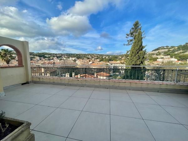 Cassis (13260) Lumineux et traversant, avec terrasses, rooftop , en dernier étage