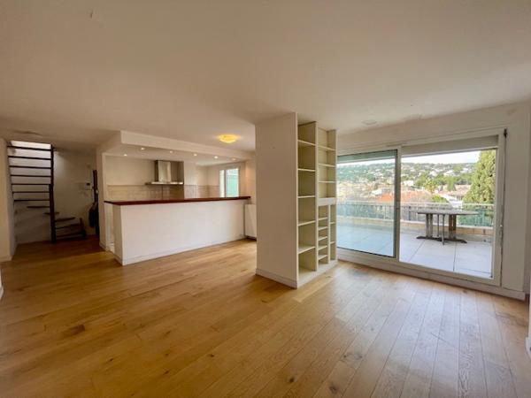 Cassis (13260) Lumineux et traversant, avec terrasses, rooftop , en dernier étage