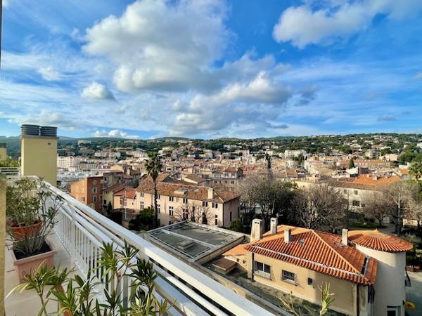 Cassis (13260) Lumineux et traversant, avec terrasses, rooftop , en dernier étage