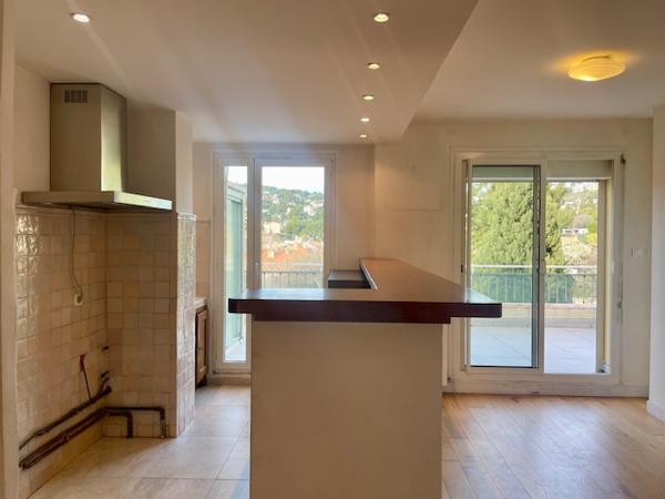 Cassis (13260) Lumineux et traversant, avec terrasses, rooftop , en dernier étage