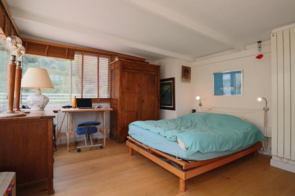 Cassis (13260) Lumineux et traversant, avec terrasses, rooftop , en dernier étage