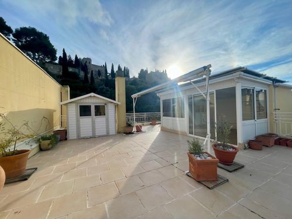 Cassis (13260) Lumineux et traversant, avec terrasses, rooftop , en dernier étage