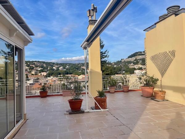 Cassis (13260) Lumineux et traversant, avec terrasses, rooftop , en dernier étage