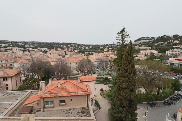 Cassis (13260) Lumineux et traversant, avec terrasses, rooftop , en dernier étage