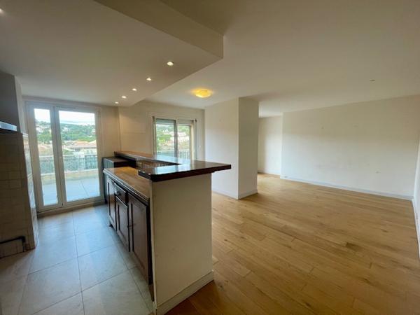 Cassis (13260) Lumineux et traversant, avec terrasses, rooftop , en dernier étage