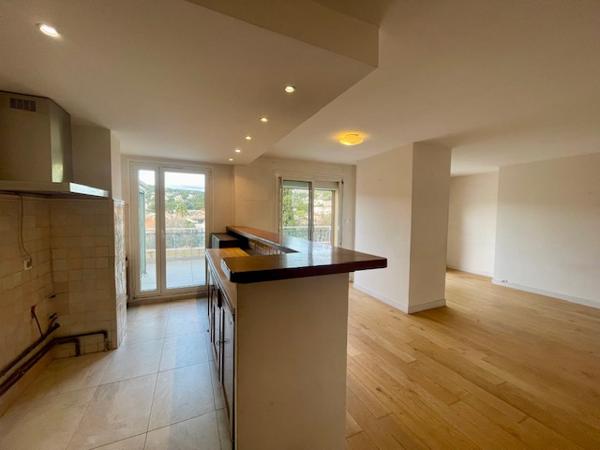 Cassis (13260) Lumineux et traversant, avec terrasses, rooftop , en dernier étage