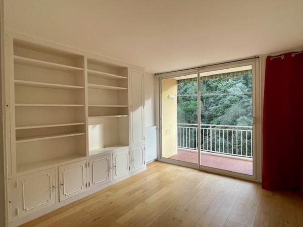 Cassis (13260) Lumineux et traversant, avec terrasses, rooftop , en dernier étage