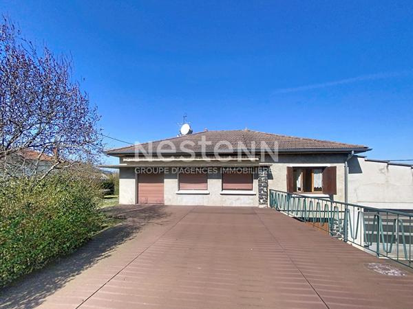 CENTRE YSSINGEAUX Maison de 105 m² environ avec terrasse, garage et dépendances