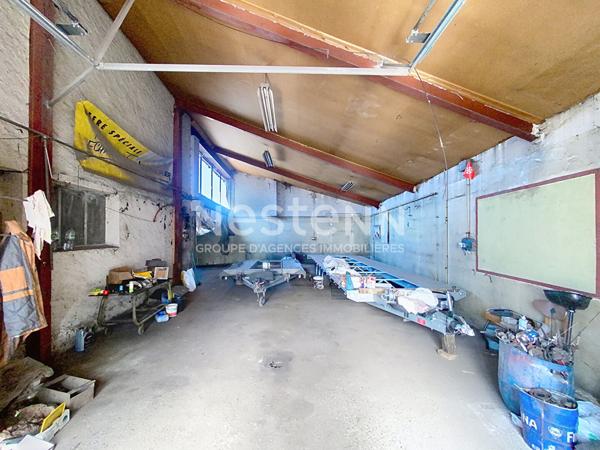 CENTRE YSSINGEAUX Maison de 105 m² environ avec terrasse, garage et dépendances