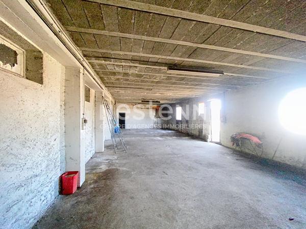 CENTRE YSSINGEAUX Maison de 105 m² environ avec terrasse, garage et dépendances