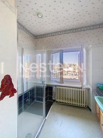CENTRE YSSINGEAUX Maison de 105 m² environ avec terrasse, garage et dépendances