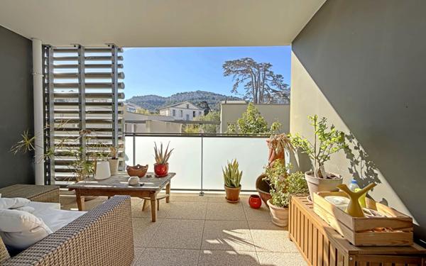 Appartement à vendre    3 pièces • 64,06 m2 Marseille 8