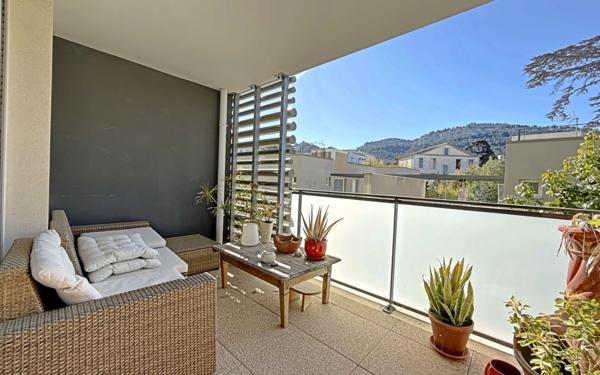 Appartement à vendre    3 pièces • 64,06 m2 Marseille 8