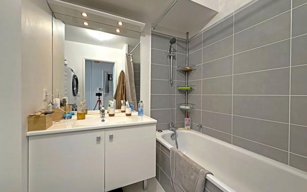 Appartement à vendre    3 pièces • 64,06 m2 Marseille 8