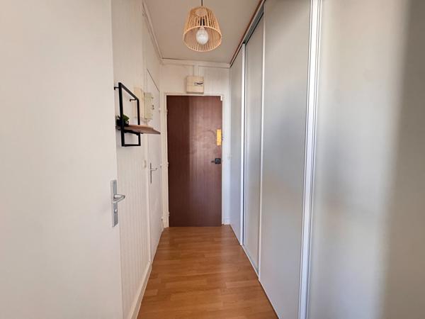 Appartement T1 lumineux à louer au dernier étage à Orléans