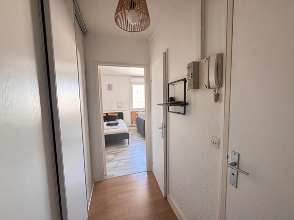 Appartement T1 lumineux à louer au dernier étage à Orléans