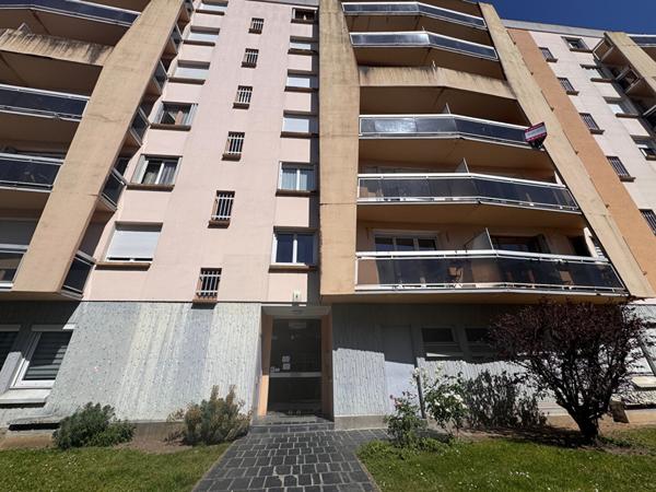 Appartement T1 lumineux à louer au dernier étage à Orléans