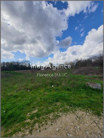 Terrain à SAINT-JEAN-D'ANGELY, 17400 - 4772m²