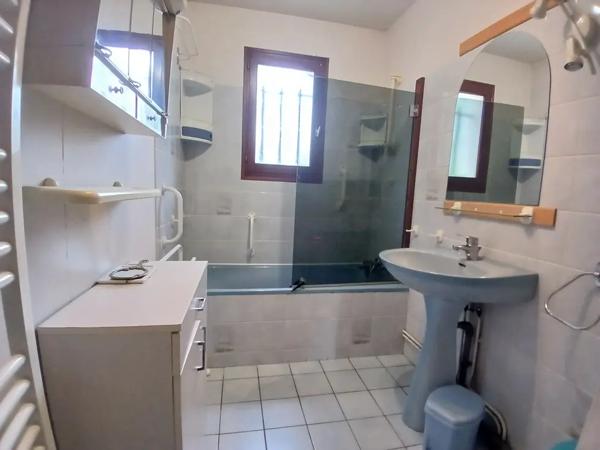 Maison de plain-pied - 4 chambres - terrain idéalement situé