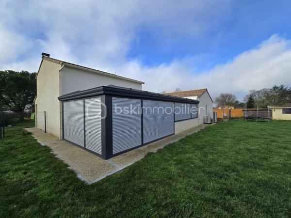 À seulement 15 minutes de l’hyper-centre de Niort, entre Échiré et Germond-Rouvre, découvrez ce pavillon de 2004 offrant de beaux volumes, un environnement calme et une qualité de vie idéale pour une famille.

Située au fond d’une impasse, sans vis-à-vis, la maison est implantée sur une parcelle entièrement close et arborée de 1 313 m². Elle développe environ 183 m² habitables, avec des espaces pensés pour le confort au quotidien.

Dès l’entrée, vous profitez d’une agréable pièce de vie lumineuse de 50 m², comprenant salon, séjour et cuisine ouverte aménagée et équipée, installée en 2021. Cet espace convivial s’ouvre naturellement sur une superbe véranda de 43 m², parfaitement isolée, chauffée et climatisée, véritable pièce de vie supplémentaire à utiliser en toute saison.

La partie nuit se compose de trois chambres, dont une avec grand dressing, d’un dressing supplémentaire dans le couloir, d’une salle de bains et de WC indépendants.

À l’étage, un espace bureau, loisirs ou détente dessert une quatrième chambre, idéale pour un adolescent, des invités ou une activité en télétravail.

Côté prestations, la maison dispose également d’une buanderie, d’un double garage de plus de 50 m², d’une borne de recharge électrique 22 kW, ainsi que d’un chauffage au sol par pompe à chaleur installée en 2019. Cette dernière est également dimensionnée pour assurer la climatisation de l’ensemble de la maison.

À l’extérieur, l’allée menant au garage ainsi que les abords de la maison sont entièrement goudronnés, offrant un accès propre et pratique. Le reste du terrain, soigneusement arboré et entièrement clos, permet de profiter pleinement du calme, de la nature et de la tranquillité des lieux.

Une maison rare sur le secteur, alliant volumes, confort moderne, environnement privilégié et proximité immédiate de Niort.

À découvrir sans tarder.