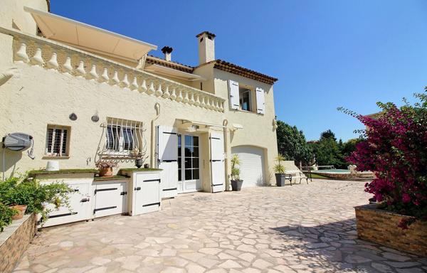 Villa familiale composée de 2 appartements