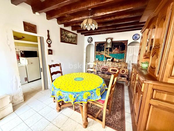 Sur la commune de Mouy, avec commodités accessibles à pieds, je vous propose cette maison de ville, à rénover.
Munie d'une agréable pergola pour profiter confortablement de l'extérieur, le bien offre 50m² à mettre au goût du jour.
Au Rez-de-Chaussée: Entrée sur salon, cuisine ainsi qu'un WC.
A l'étage: Une salle de bain, une pièce pouvant servir de bureau ainsi que deux autres pièces pouvant servir de chambres.
Le bien dispose également d'un jardin NON ATTENANT de 230m² environ.

Maison idéale pour les amoureux de bricolage, les primo accédants ou les investisseurs.