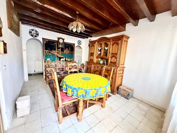 Sur la commune de Mouy, avec commodités accessibles à pieds, je vous propose cette maison de ville, à rénover.
Munie d'une agréable pergola pour profiter confortablement de l'extérieur, le bien offre 50m² à mettre au goût du jour.
Au Rez-de-Chaussée: Entrée sur salon, cuisine ainsi qu'un WC.
A l'étage: Une salle de bain, une pièce pouvant servir de bureau ainsi que deux autres pièces pouvant servir de chambres.
Le bien dispose également d'un jardin NON ATTENANT de 230m² environ.

Maison idéale pour les amoureux de bricolage, les primo accédants ou les investisseurs.