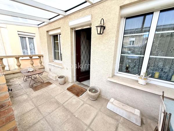 Sur la commune de Mouy, avec commodités accessibles à pieds, je vous propose cette maison de ville, à rénover.
Munie d'une agréable pergola pour profiter confortablement de l'extérieur, le bien offre 50m² à mettre au goût du jour.
Au Rez-de-Chaussée: Entrée sur salon, cuisine ainsi qu'un WC.
A l'étage: Une salle de bain, une pièce pouvant servir de bureau ainsi que deux autres pièces pouvant servir de chambres.
Le bien dispose également d'un jardin NON ATTENANT de 230m² environ.

Maison idéale pour les amoureux de bricolage, les primo accédants ou les investisseurs.