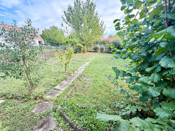 Sur la commune de Mouy, avec commodités accessibles à pieds, je vous propose cette maison de ville, à rénover.
Munie d'une agréable pergola pour profiter confortablement de l'extérieur, le bien offre 50m² à mettre au goût du jour.
Au Rez-de-Chaussée: Entrée sur salon, cuisine ainsi qu'un WC.
A l'étage: Une salle de bain, une pièce pouvant servir de bureau ainsi que deux autres pièces pouvant servir de chambres.
Le bien dispose également d'un jardin NON ATTENANT de 230m² environ.

Maison idéale pour les amoureux de bricolage, les primo accédants ou les investisseurs.