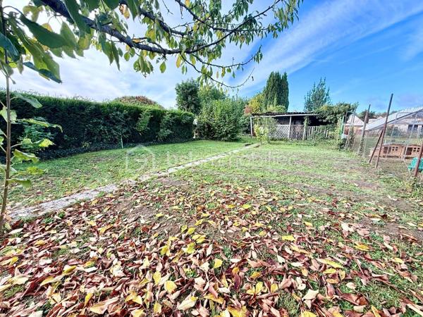 Sur la commune de Mouy, avec commodités accessibles à pieds, je vous propose cette maison de ville, à rénover.
Munie d'une agréable pergola pour profiter confortablement de l'extérieur, le bien offre 50m² à mettre au goût du jour.
Au Rez-de-Chaussée: Entrée sur salon, cuisine ainsi qu'un WC.
A l'étage: Une salle de bain, une pièce pouvant servir de bureau ainsi que deux autres pièces pouvant servir de chambres.
Le bien dispose également d'un jardin NON ATTENANT de 230m² environ.

Maison idéale pour les amoureux de bricolage, les primo accédants ou les investisseurs.