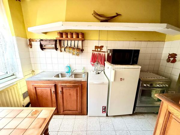 Sur la commune de Mouy, avec commodités accessibles à pieds, je vous propose cette maison de ville, à rénover.
Munie d'une agréable pergola pour profiter confortablement de l'extérieur, le bien offre 50m² à mettre au goût du jour.
Au Rez-de-Chaussée: Entrée sur salon, cuisine ainsi qu'un WC.
A l'étage: Une salle de bain, une pièce pouvant servir de bureau ainsi que deux autres pièces pouvant servir de chambres.
Le bien dispose également d'un jardin NON ATTENANT de 230m² environ.

Maison idéale pour les amoureux de bricolage, les primo accédants ou les investisseurs.